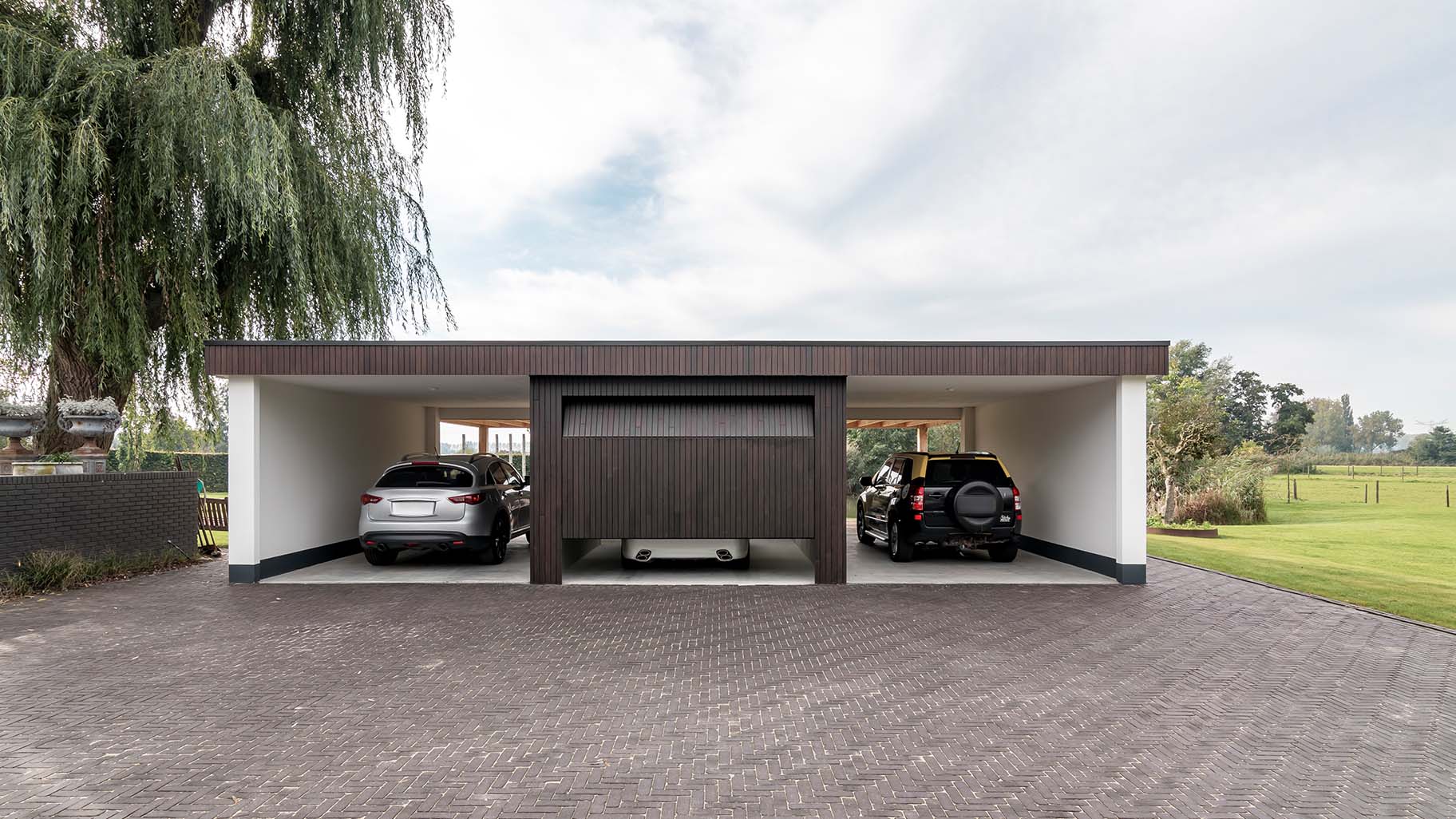 Different Doors verticale sectionaaldeur van duurzaam bamboe hout