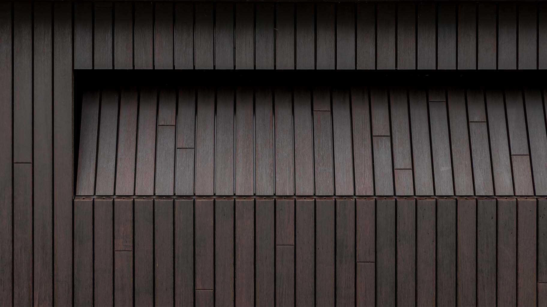 Detail van bamboe houten sectionaaldeur met warme bruine tint en subtiele houtnerf