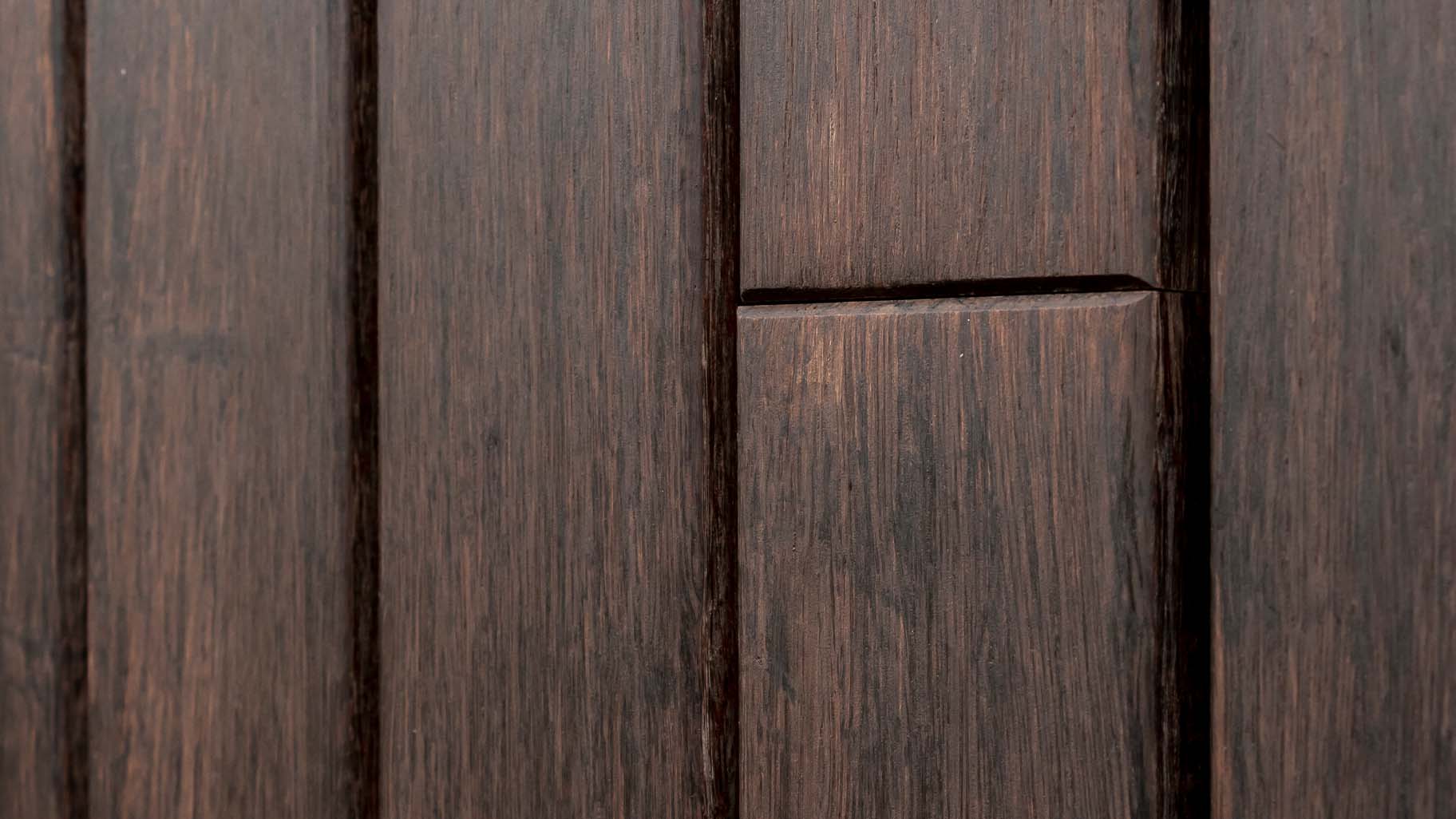 Detail van bamboe houten sectionaaldeur met warme bruine tint en subtiele houtnerf