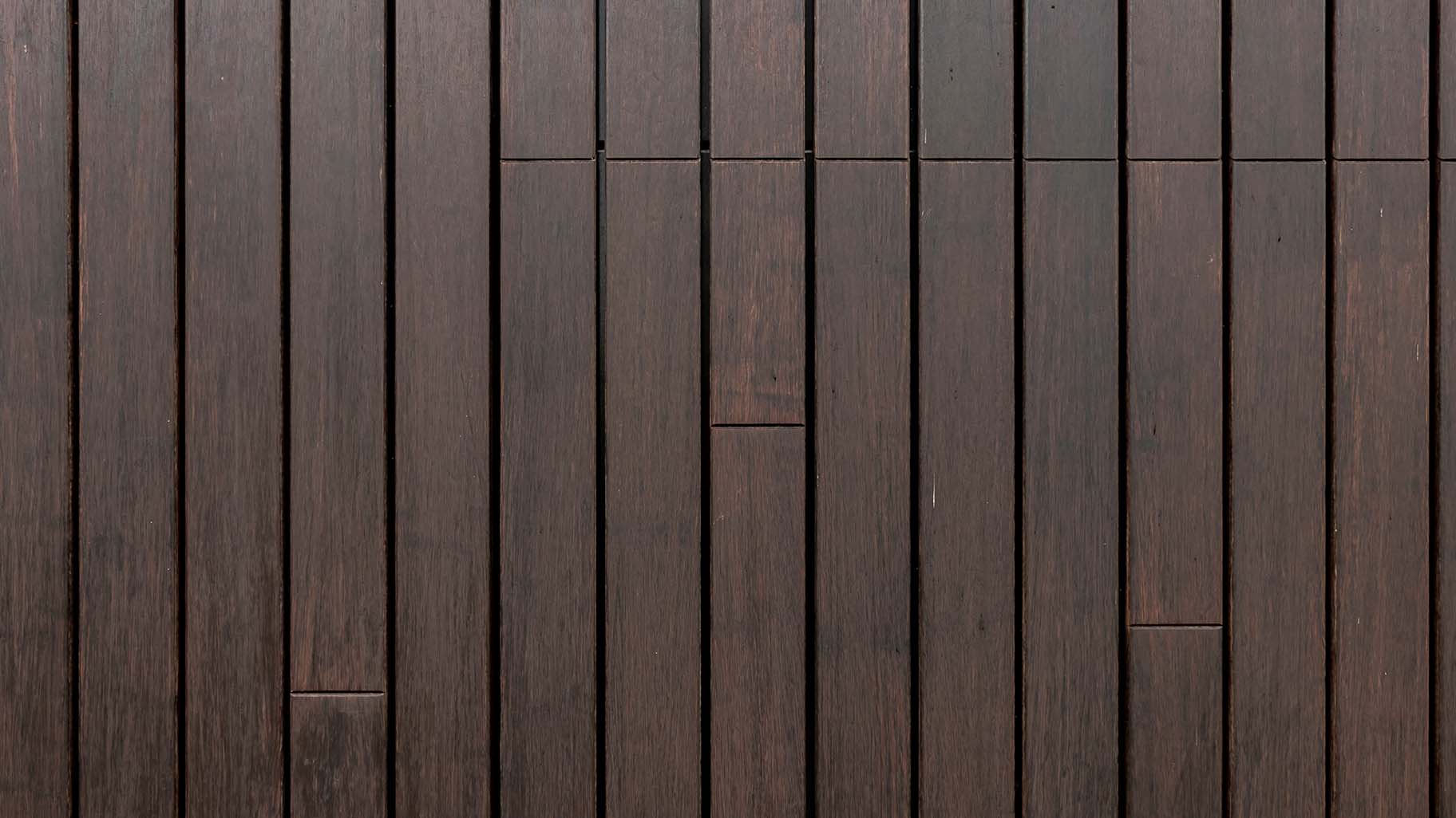 Detail van bamboe houten sectionaaldeur met warme bruine tint en subtiele houtnerf