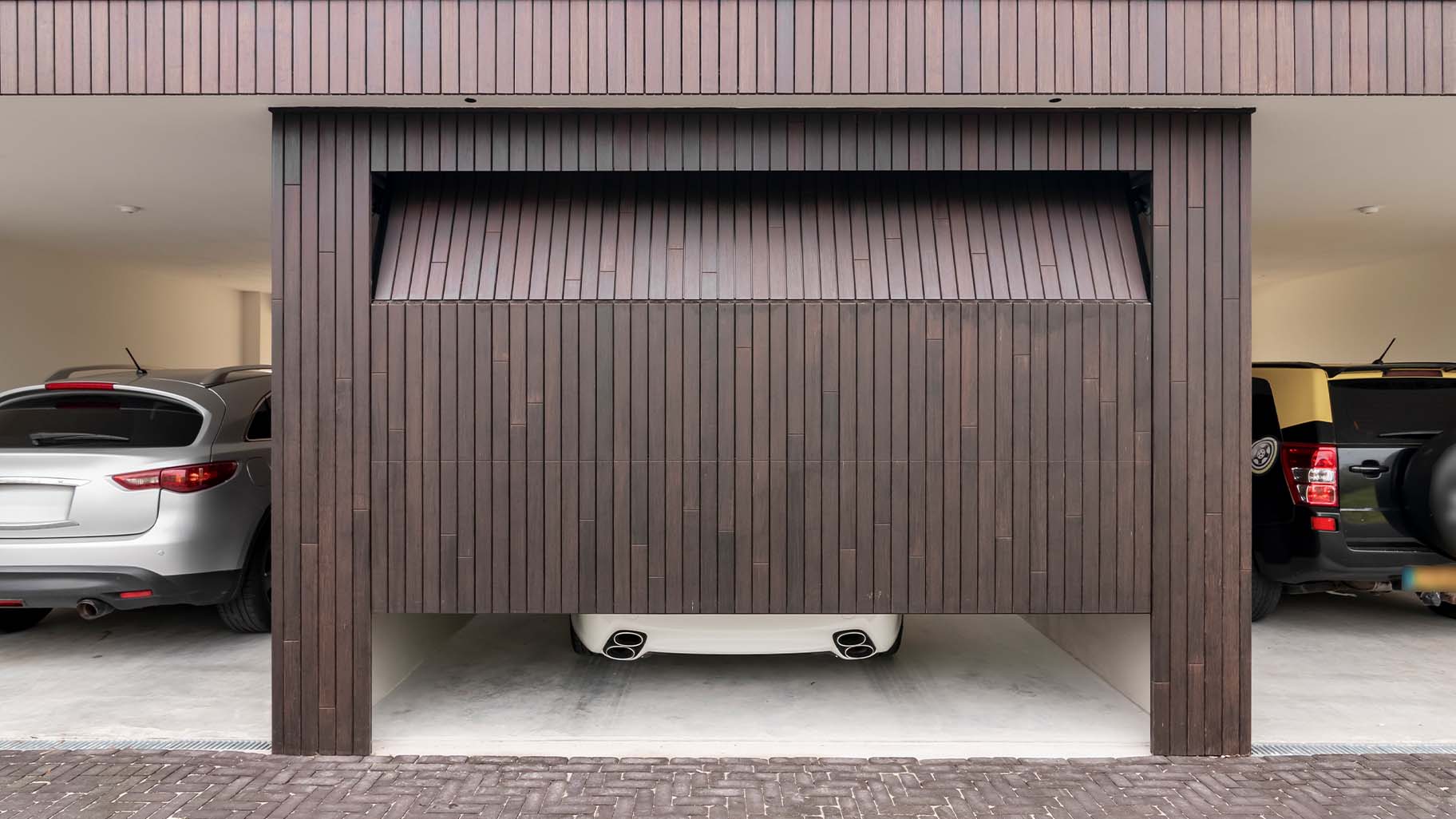 Different Doors verticale sectionaaldeur van duurzaam bamboe hout