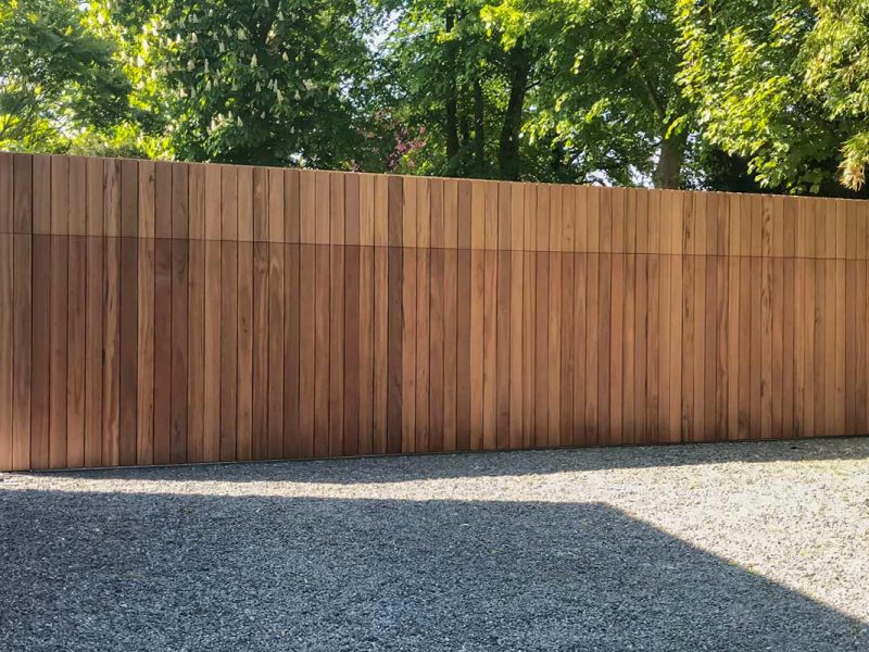 Brede houten garagedeur