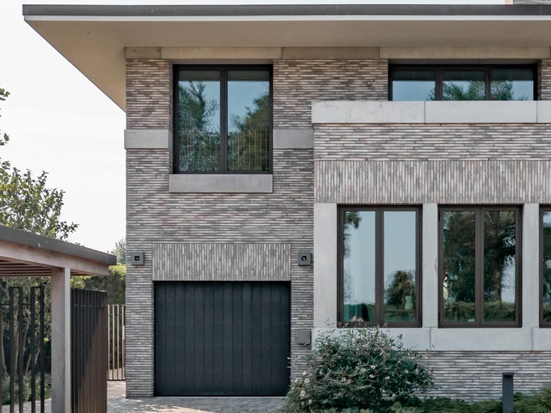 Shou sugi ban voordeur en garagedeur