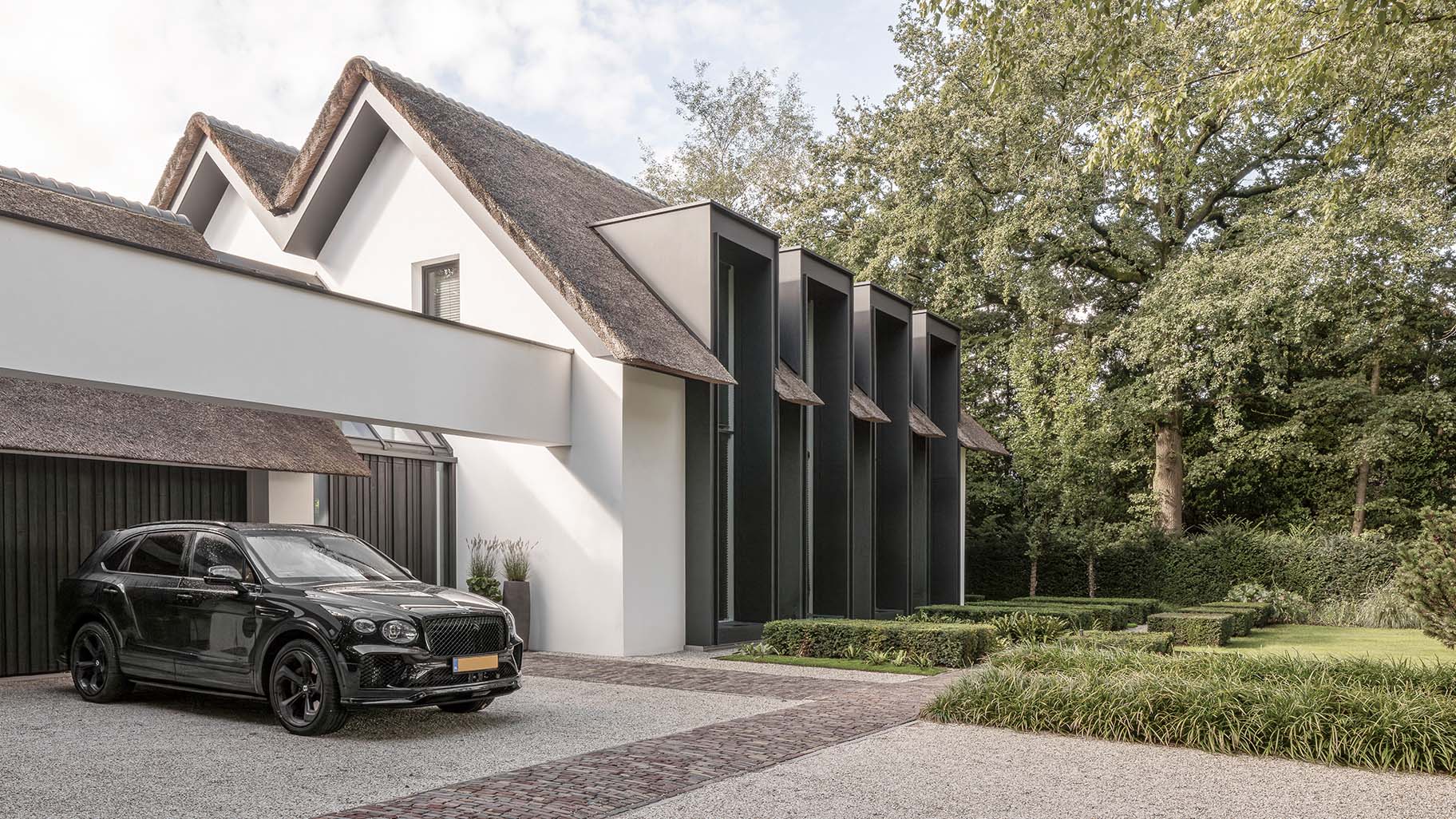 Donkere houten garagedeur van red cedar hout gerealiseerd door different doors