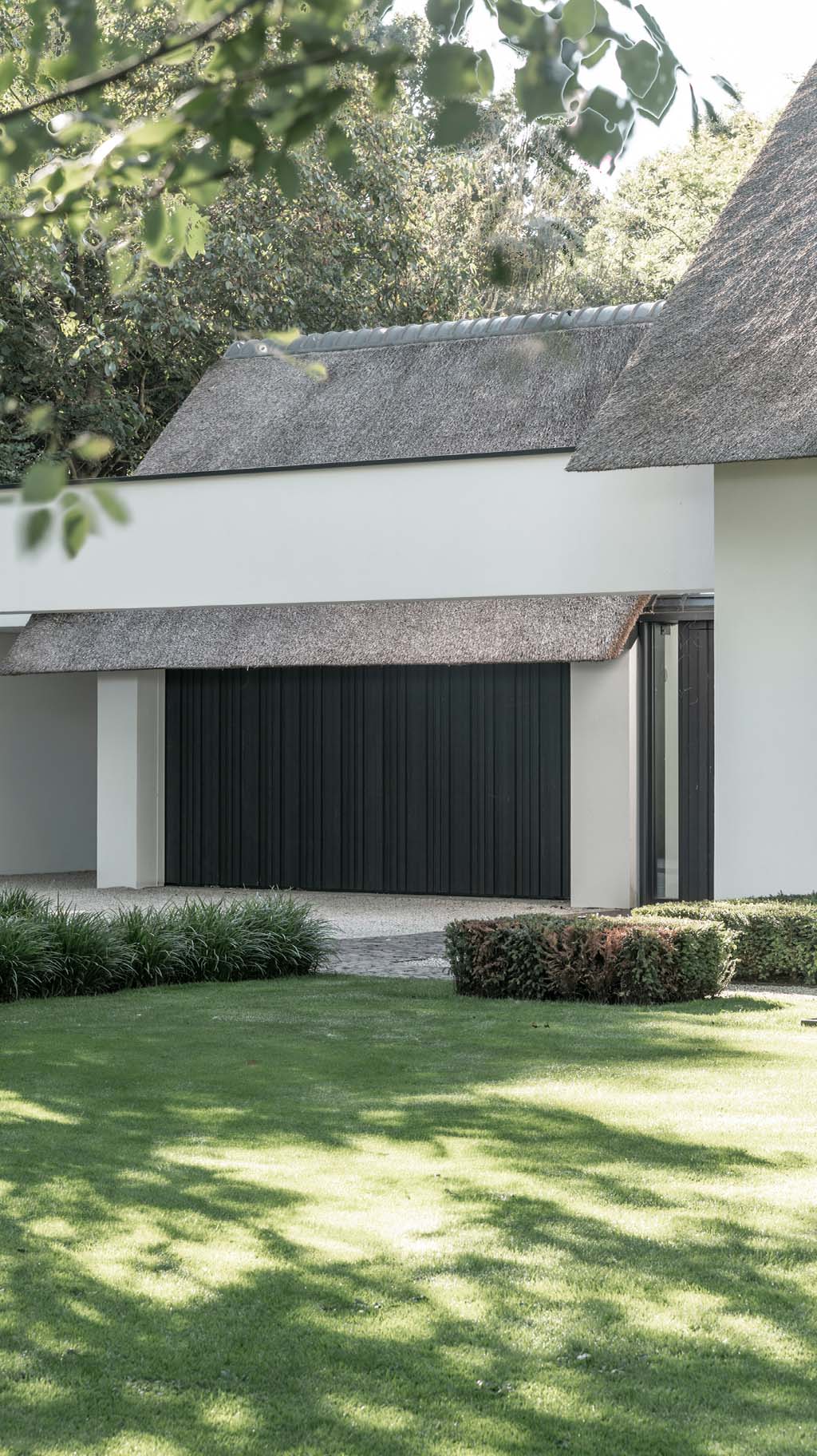 Donkere houten garagedeur van red cedar hout gerealiseerd door different doors