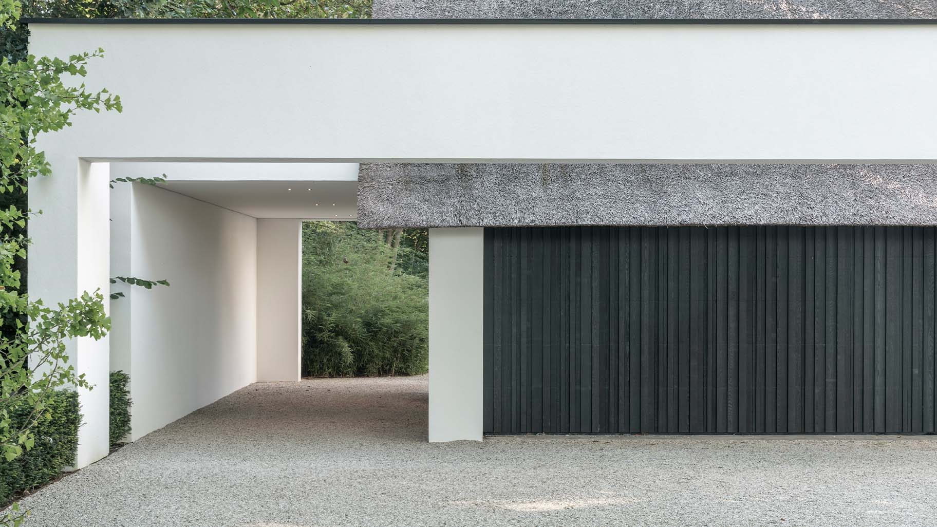 Donkere houten garagedeur van red cedar hout gerealiseerd door different doors