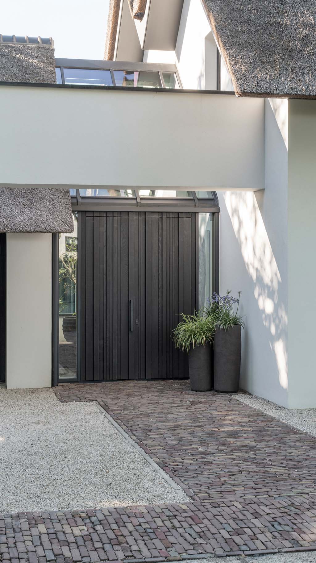 Donkere houten garagedeur van red cedar hout gerealiseerd door different doors
