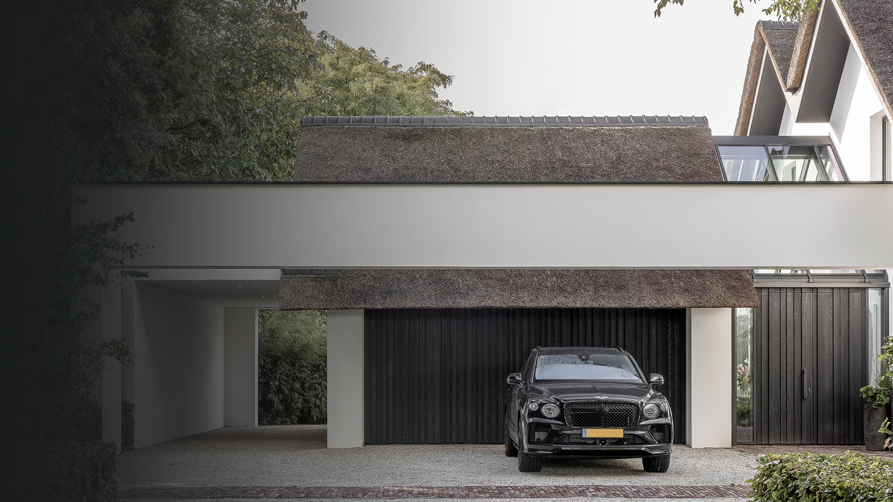 Donkere houten garagedeur van red cedar hout gerealiseerd door different doors