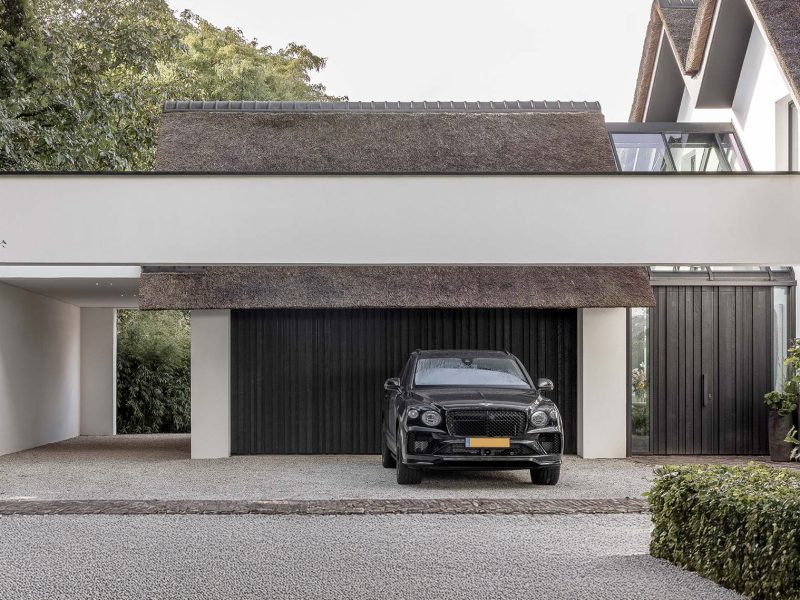 Donkere houten garagedeur van red cedar hout gerealiseerd door different doors