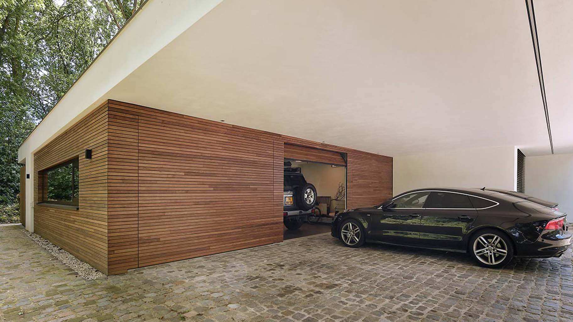 Drie sectionaaldeuren geïntegreerd in de gevel different doors