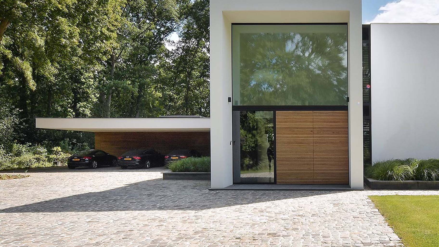 Drie sectionaaldeuren geïntegreerd in de gevel different doors