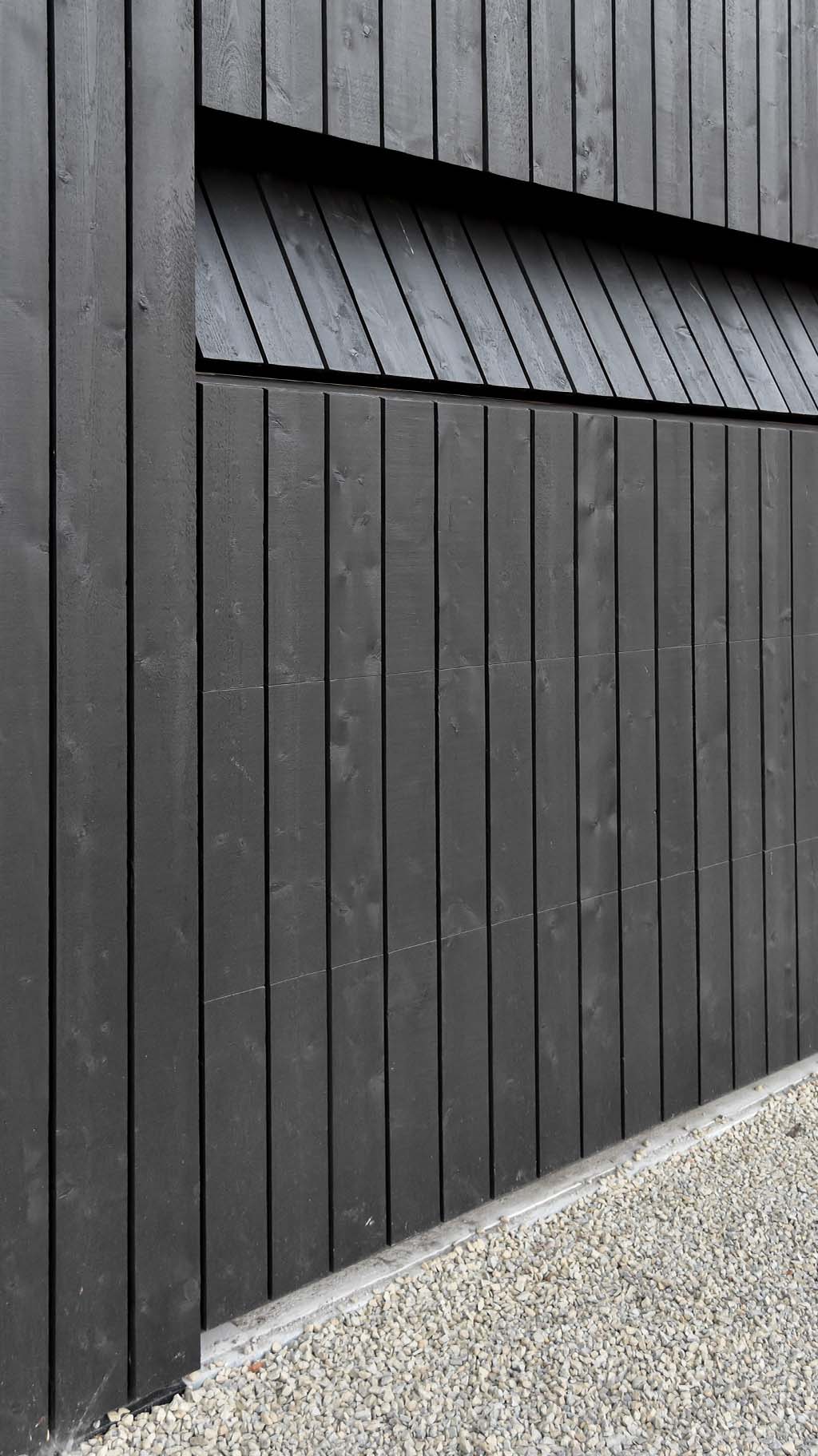 zwarte houten garagedeur different doors