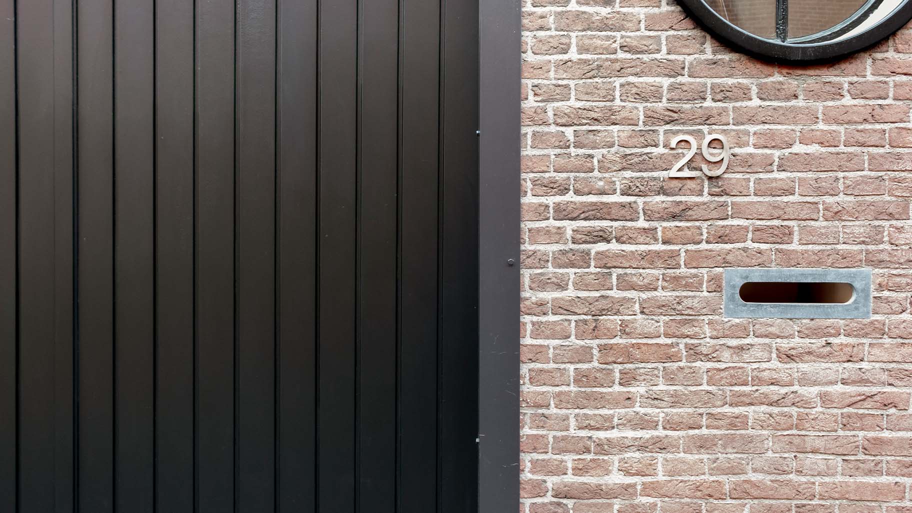 Elektrische sectionaaldeur monumentaal pand