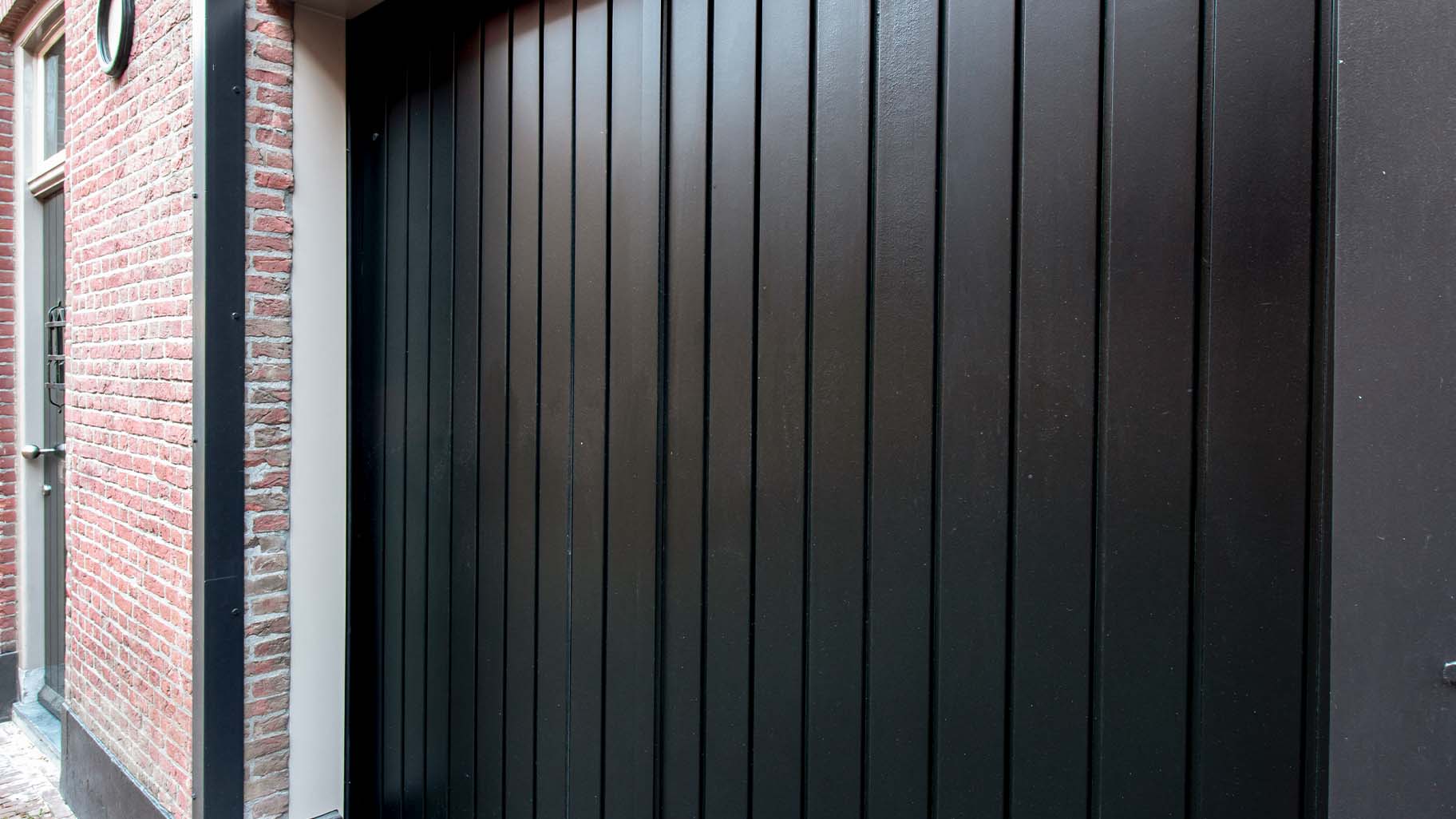 Elektrische sectionaaldeur monumentaal