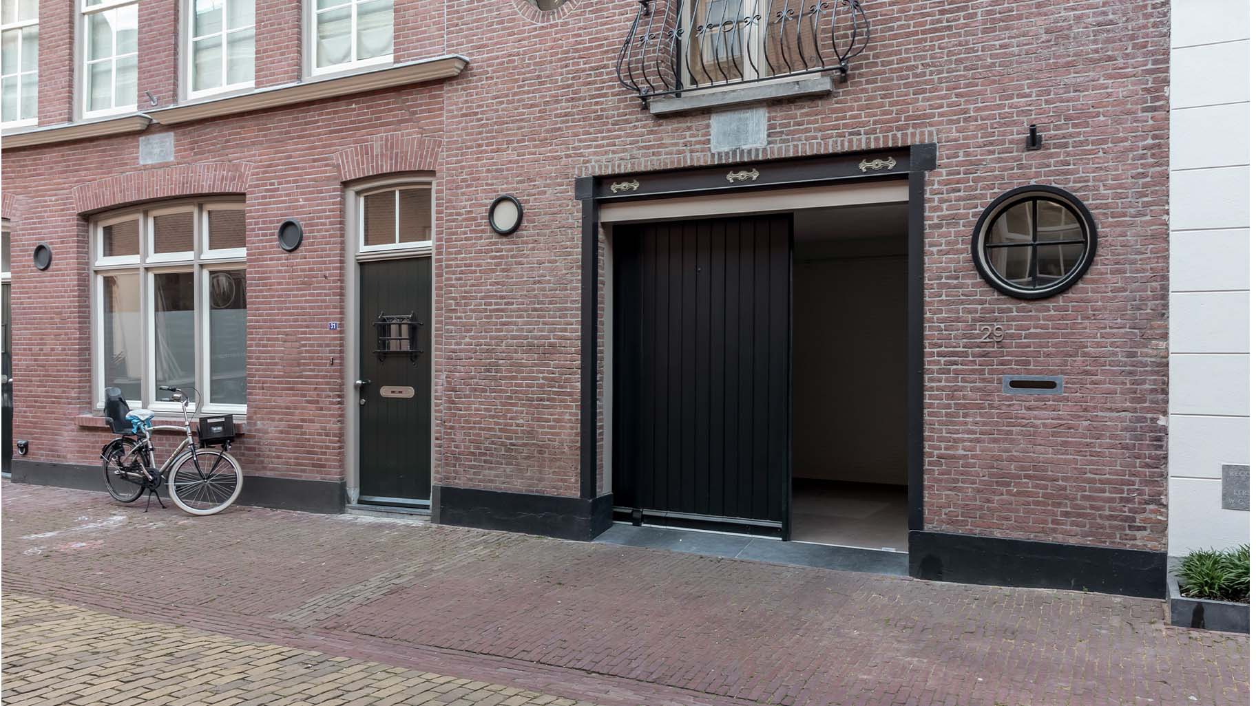 Elektrische sectionaaldeur monumentaal