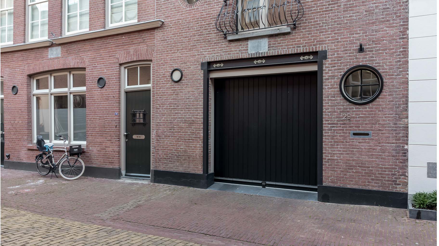 Elektrische sectionaaldeur monumentaal