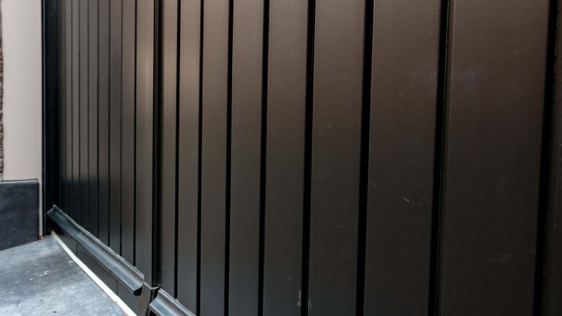 Elektrische sectionaaldeur monumentaal pand