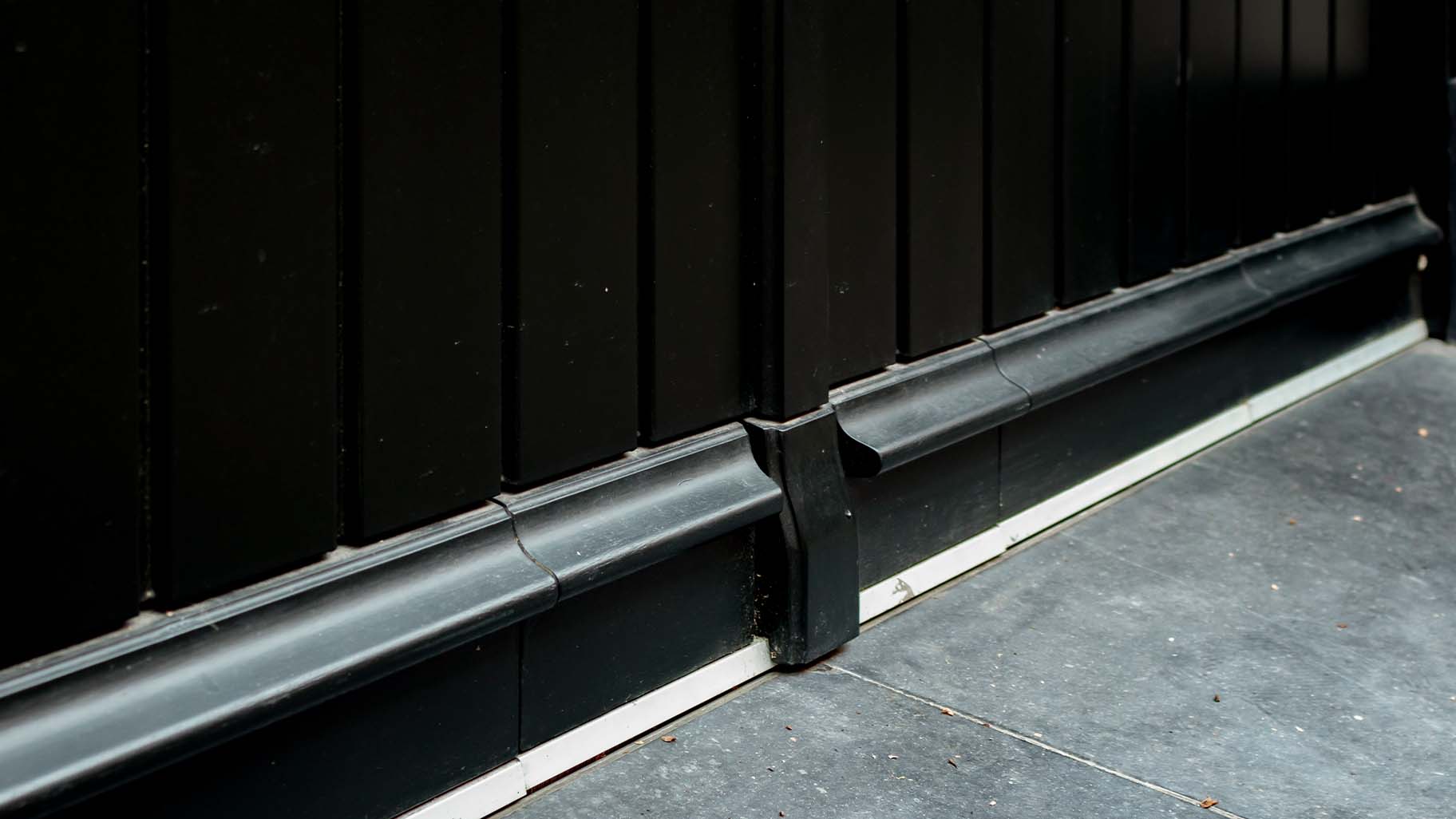 Elektrische sectionaaldeur monumentaal pand