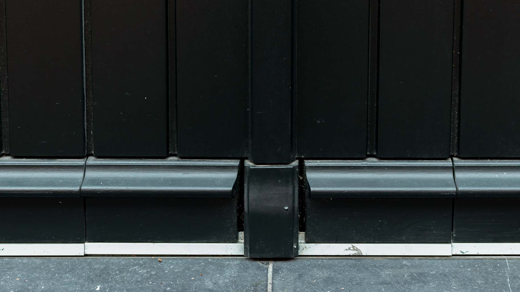 Elektrische sectionaaldeur monumentaal pand