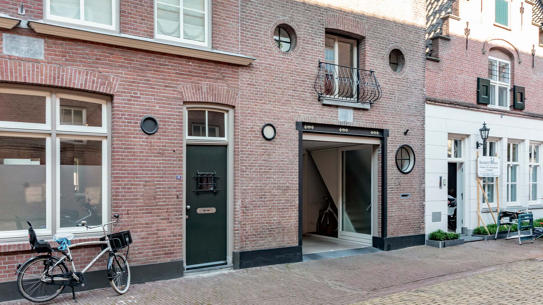 Elektrische sectionaaldeur monumentaal pand