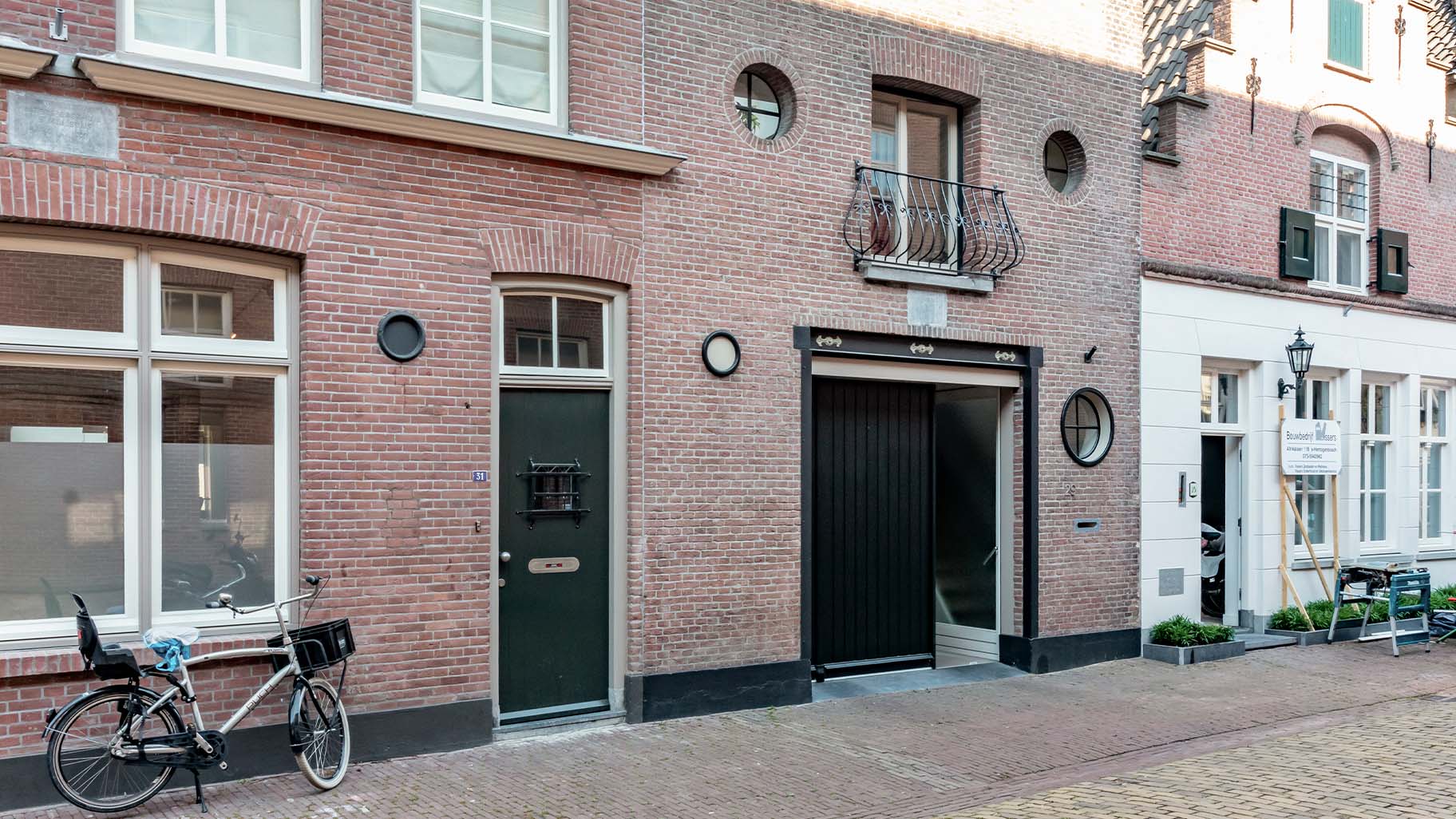 Monumentaal pand met een elektrische sectionaaldeur