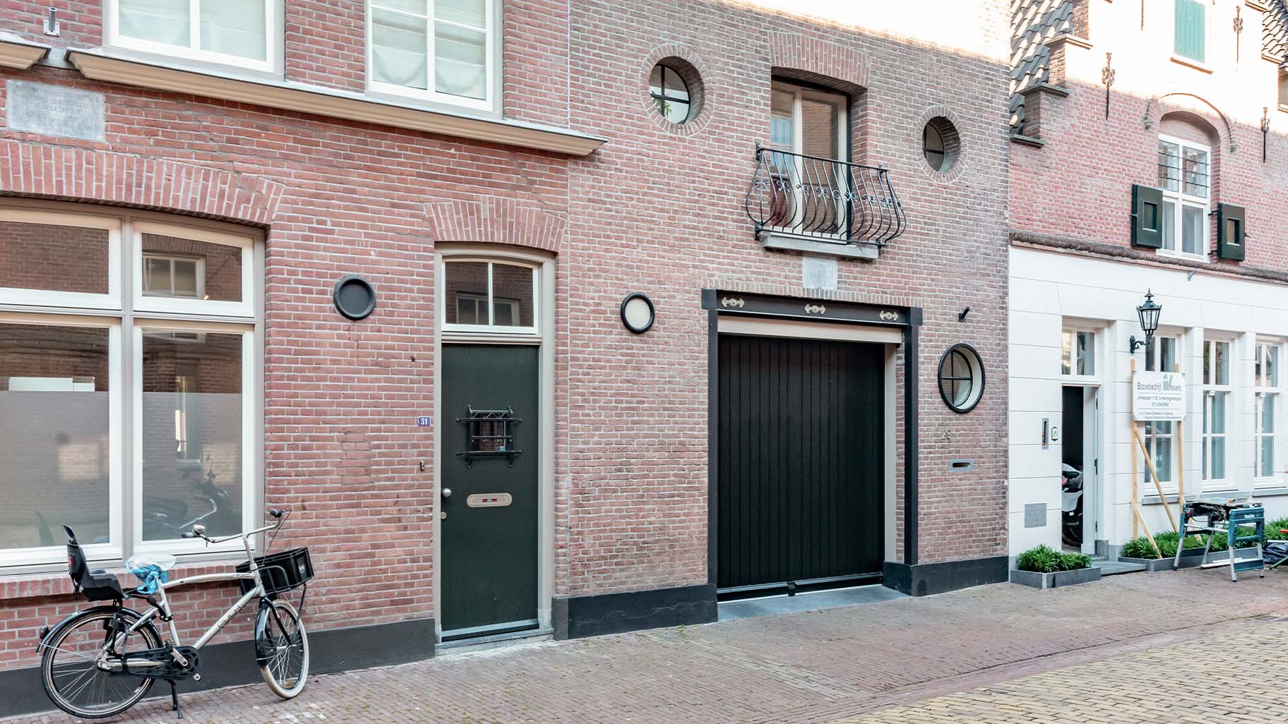 Monumentaal pand met een elektrische sectionaaldeur