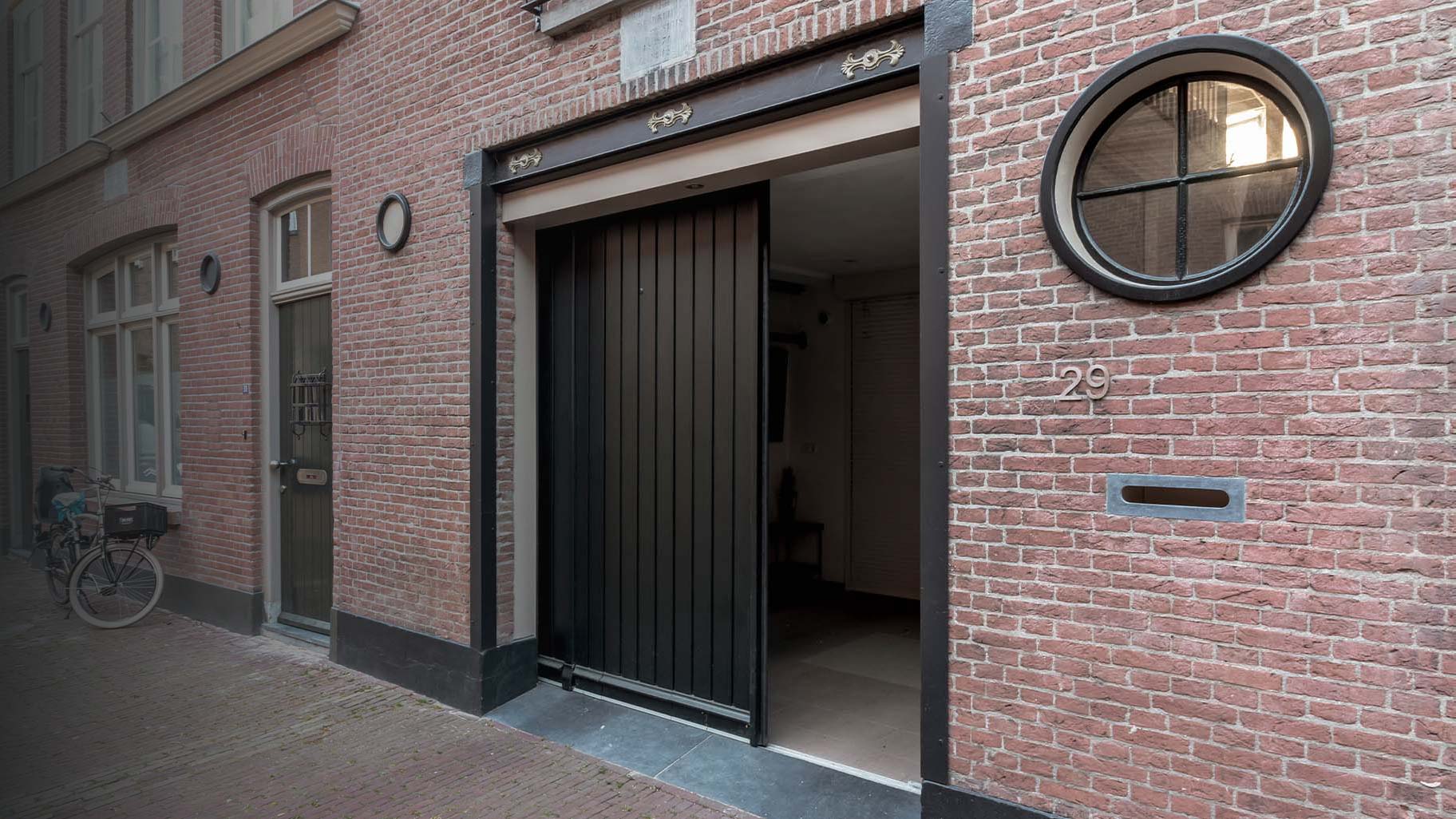 Elektrische sectionaaldeur monumentaal 