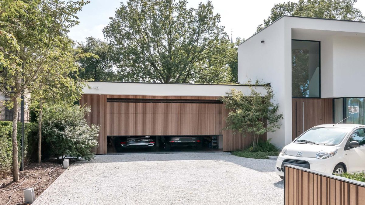 Red Cedar houtachtige garagedeur met zelfde gevelbekleding als het exterieur van de woning