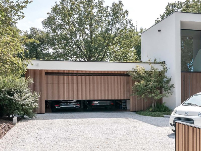 Red Cedar houtachtige garagedeur met zelfde gevelbekleding als het exterieur van de woning