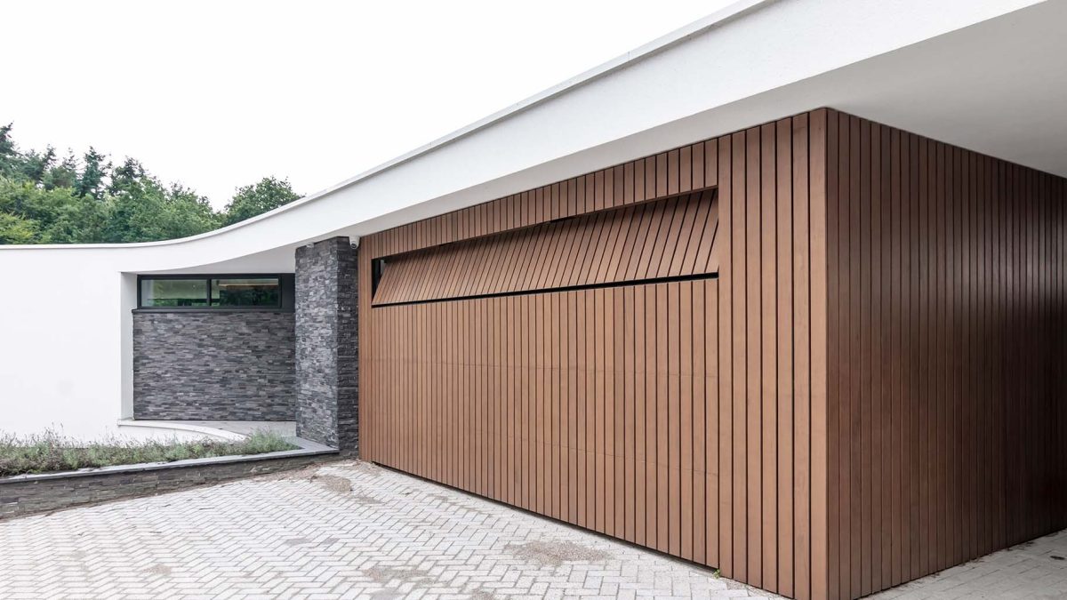 Houten sectionaaldeur bij bijzondere bungalow gemaakt door Different Doors