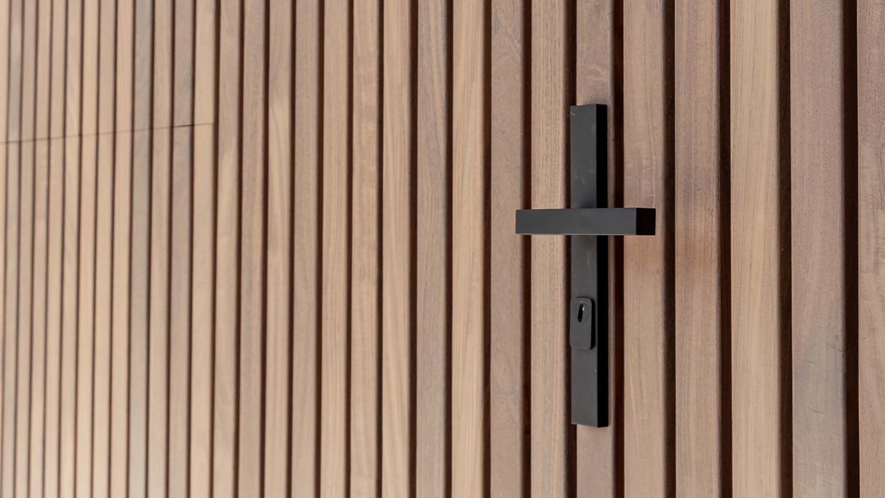 Afrormosia houten garagedeur met verticale latten