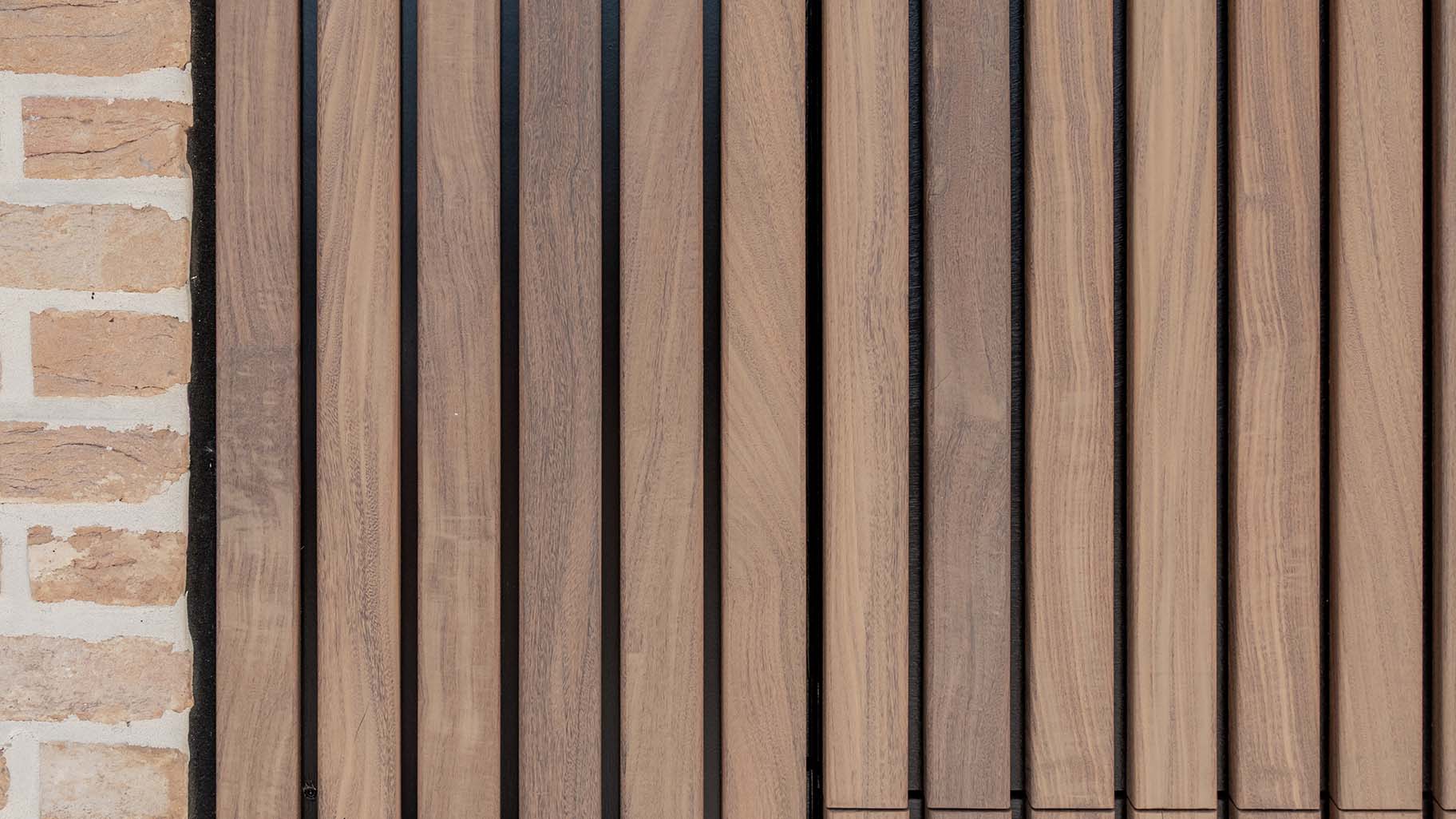 Afrormosia houten garagedeur met verticale latten