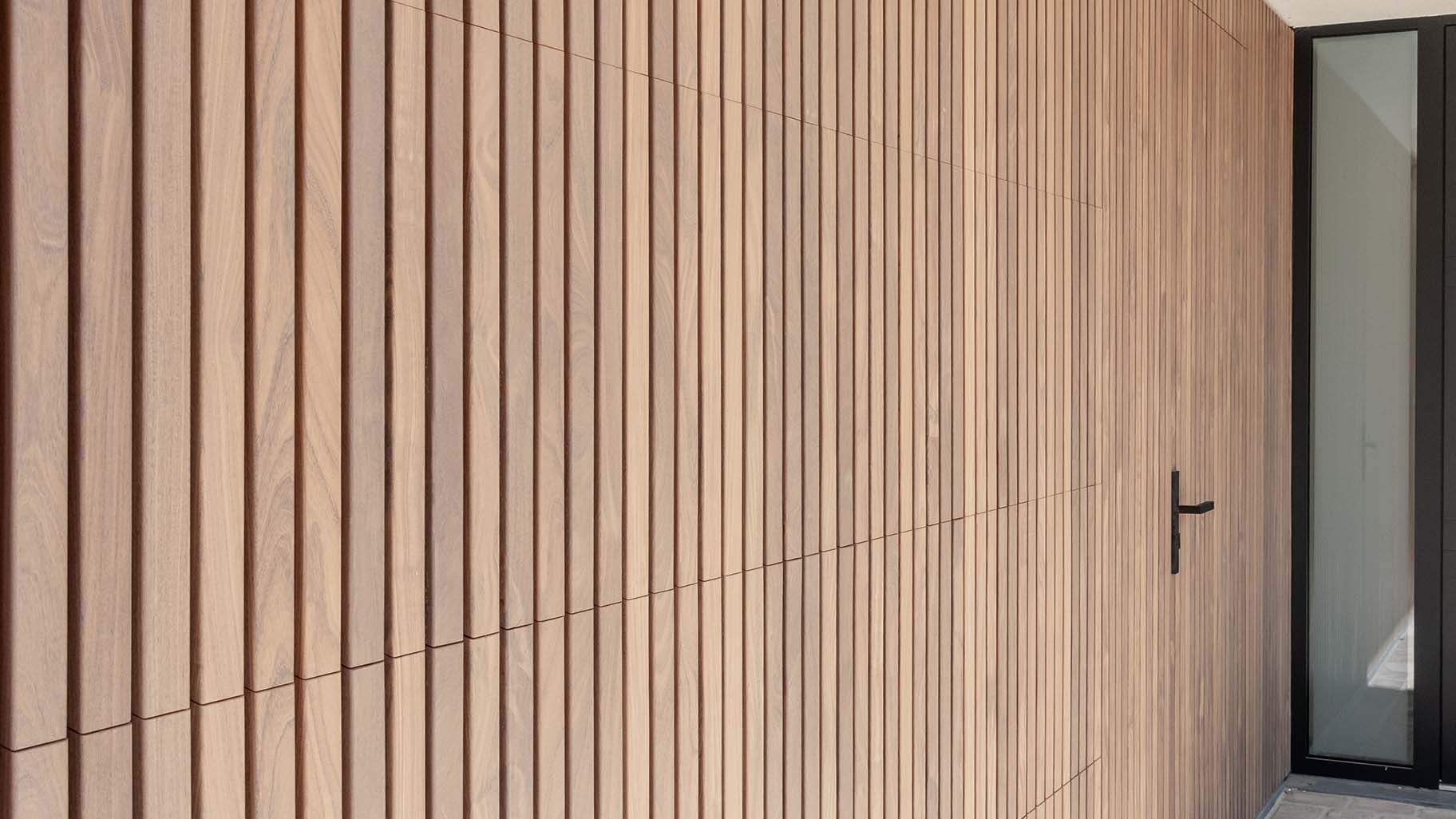 Afrormosia houten garagedeur met verticale latten