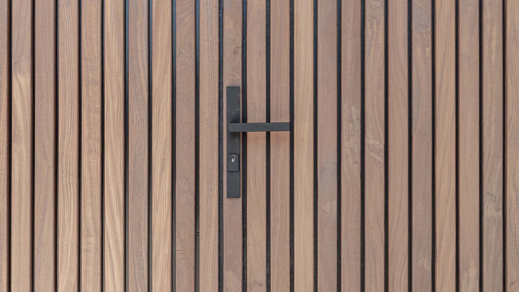 Afrormosia houten garagedeur met verticale latten