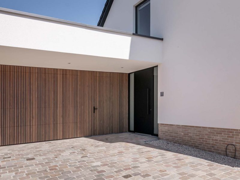 Houten sectionaaldeur en loopdeur van afrormosia hout gemaakt door different doors