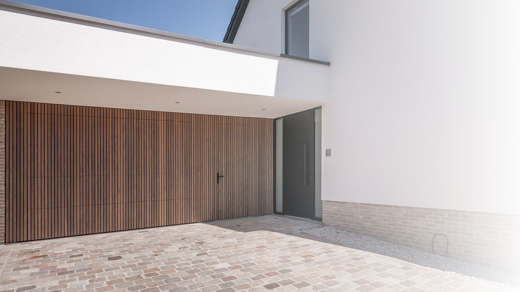 Houten garagedeur van Afrormosia hout