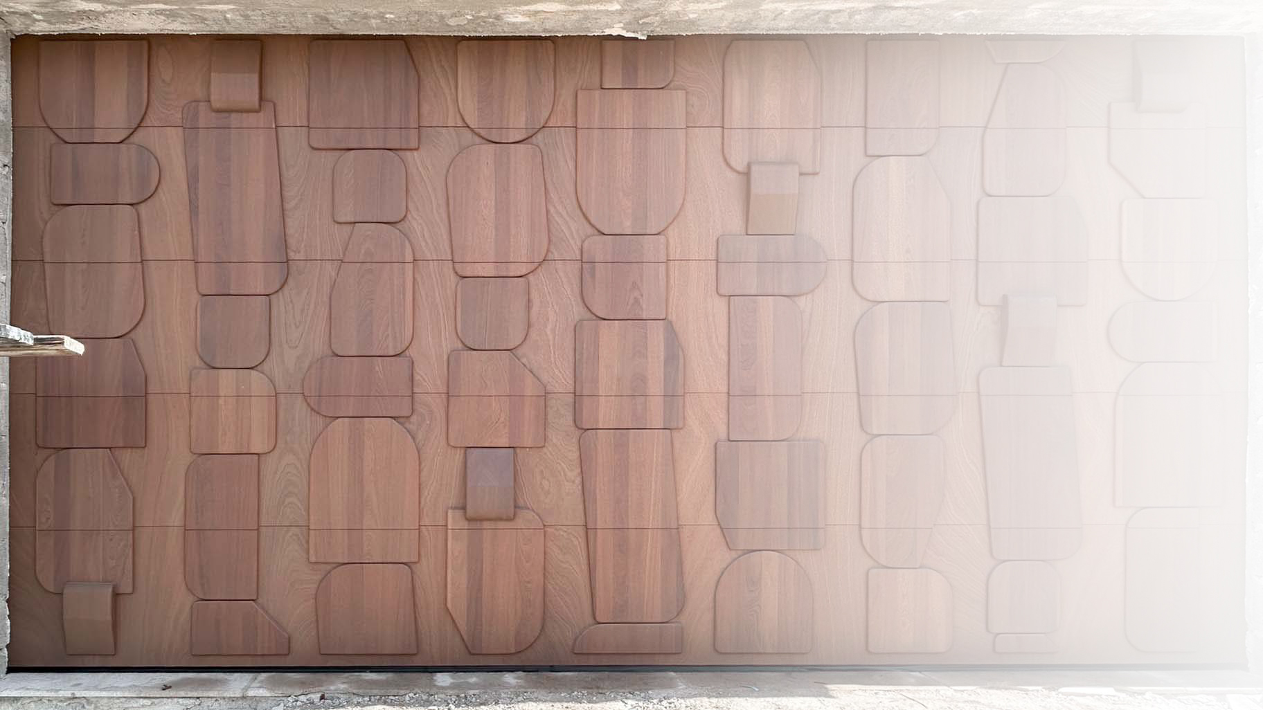 Houten taatsdeur als voordeur en sectionaaldeur voor op Curacao ter entree