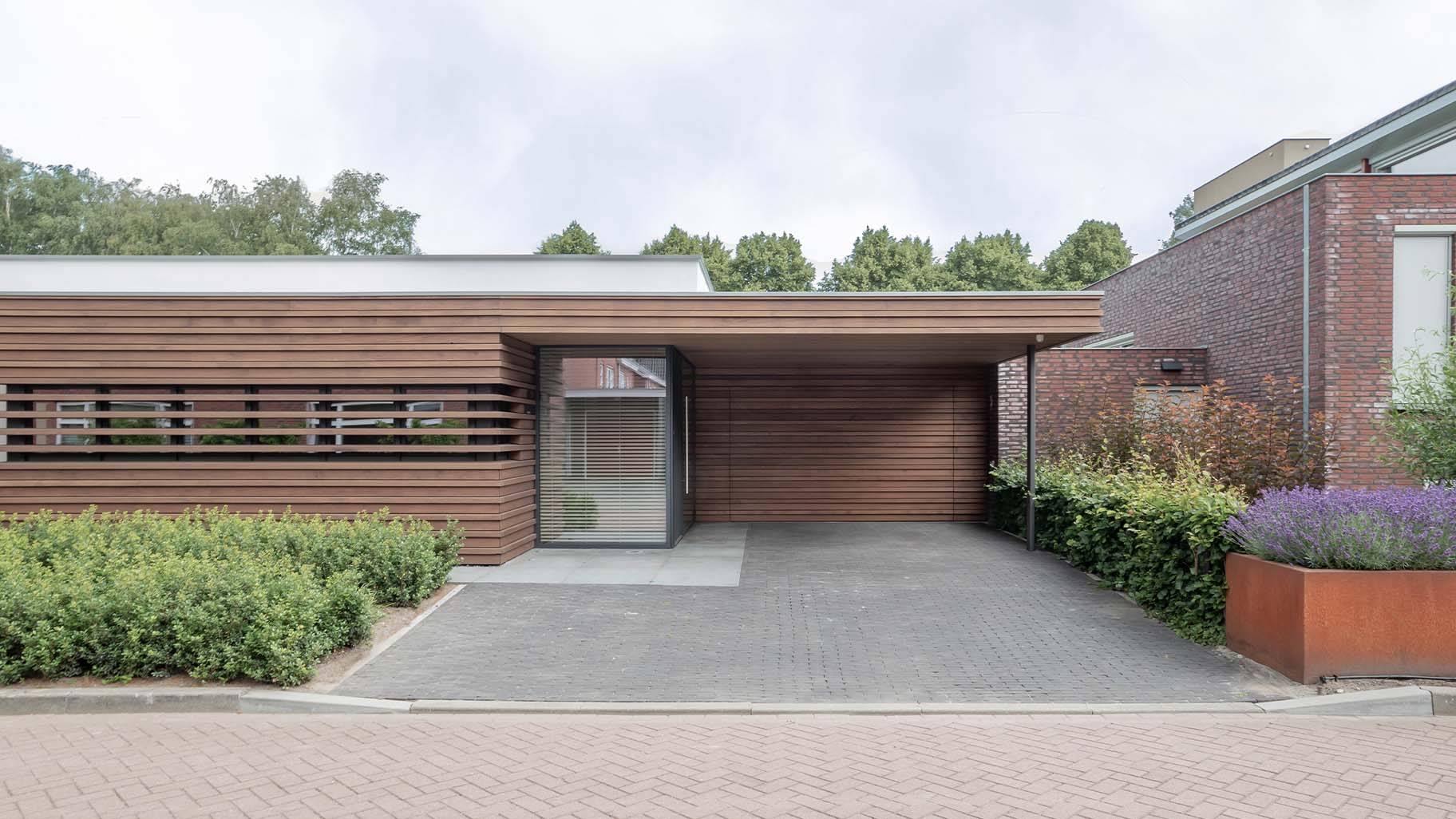 Houten sectionaaldeur bekleed met Red Cedar latten gerealiseerd door different doors