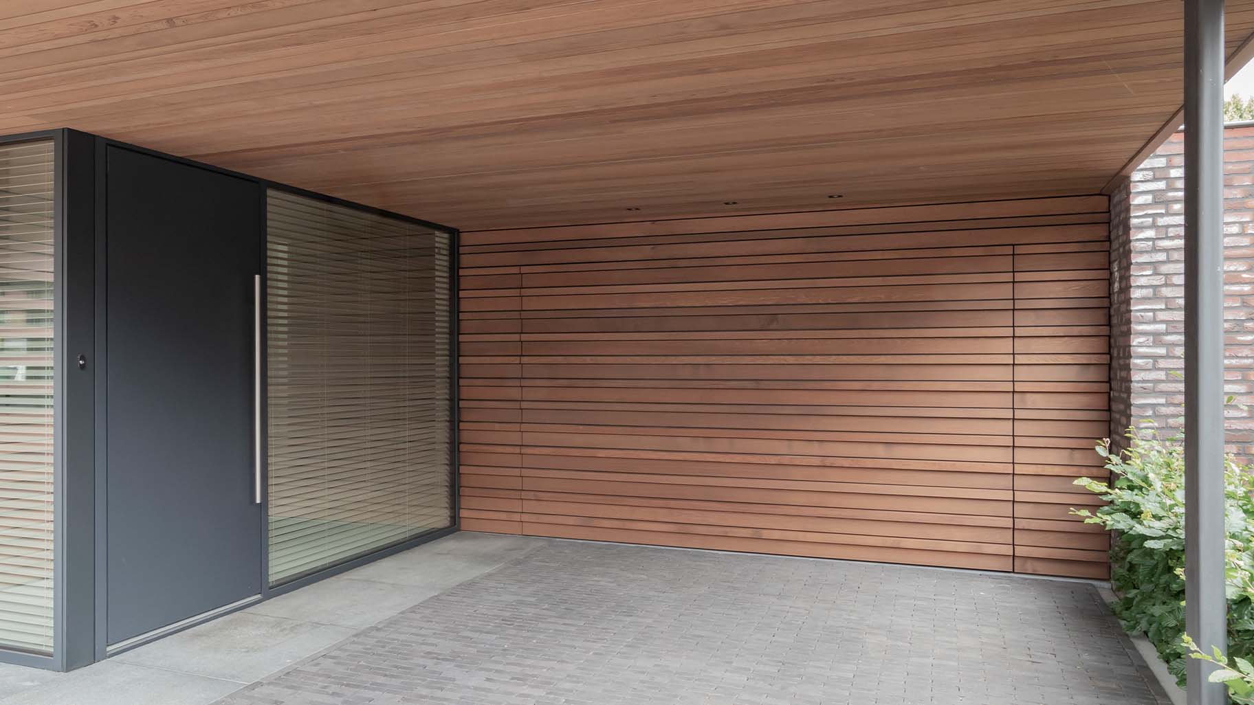 Houten sectionaaldeur bekleed met Red Cedar latten gerealiseerd door different doors