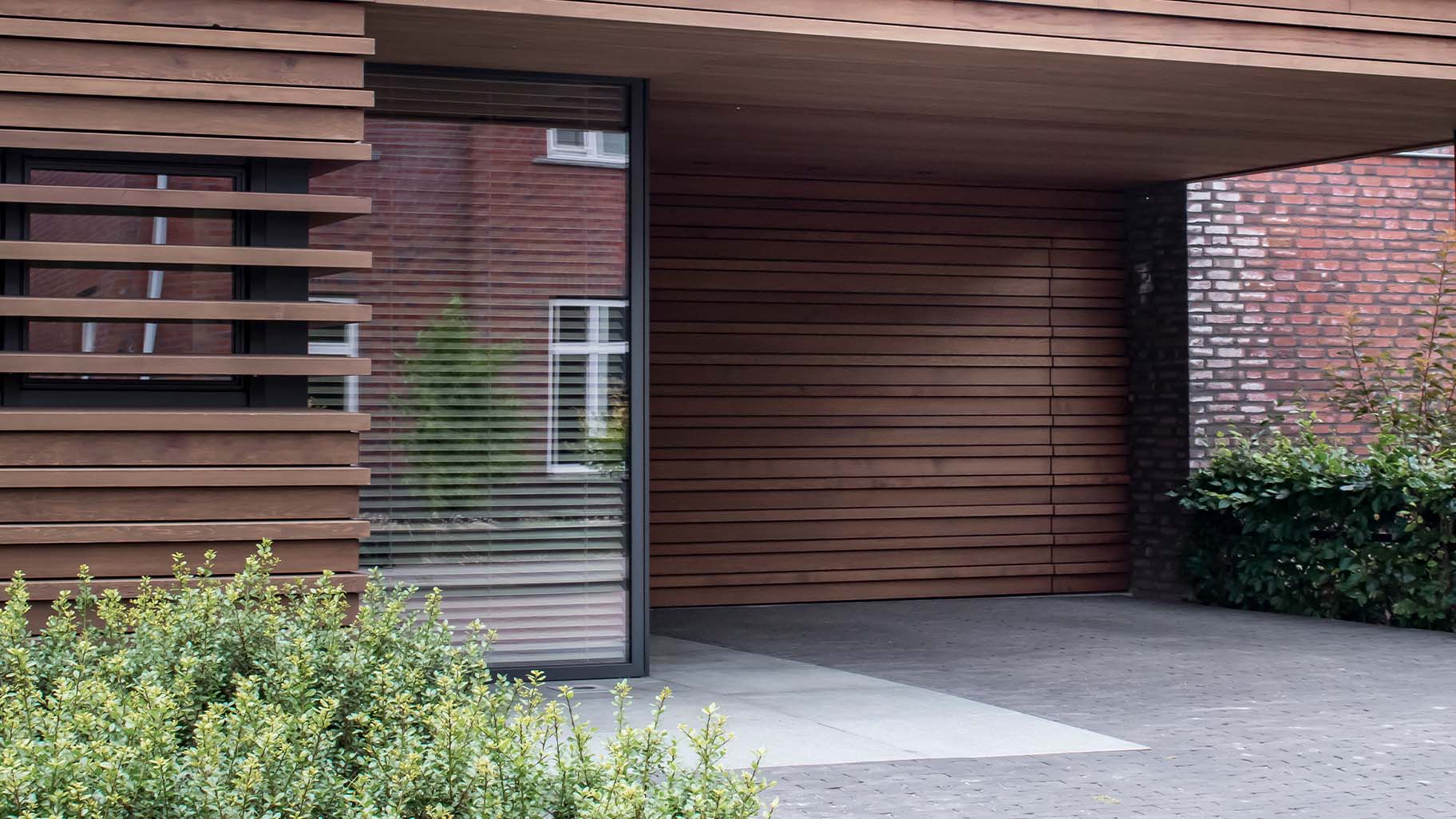 Houten sectionaaldeur bekleed met Red Cedar latten gerealiseerd door different doors