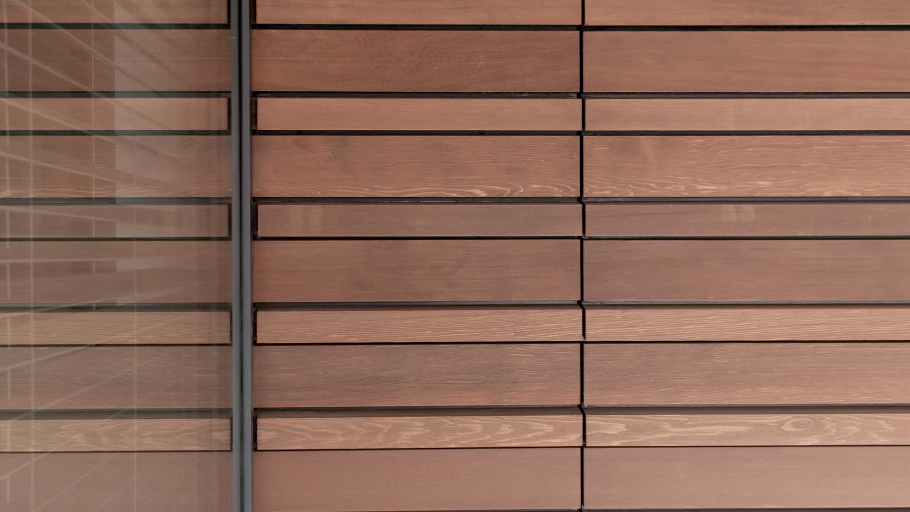 Houten sectionaaldeur bekleed met Red Cedar latten gerealiseerd door different doors