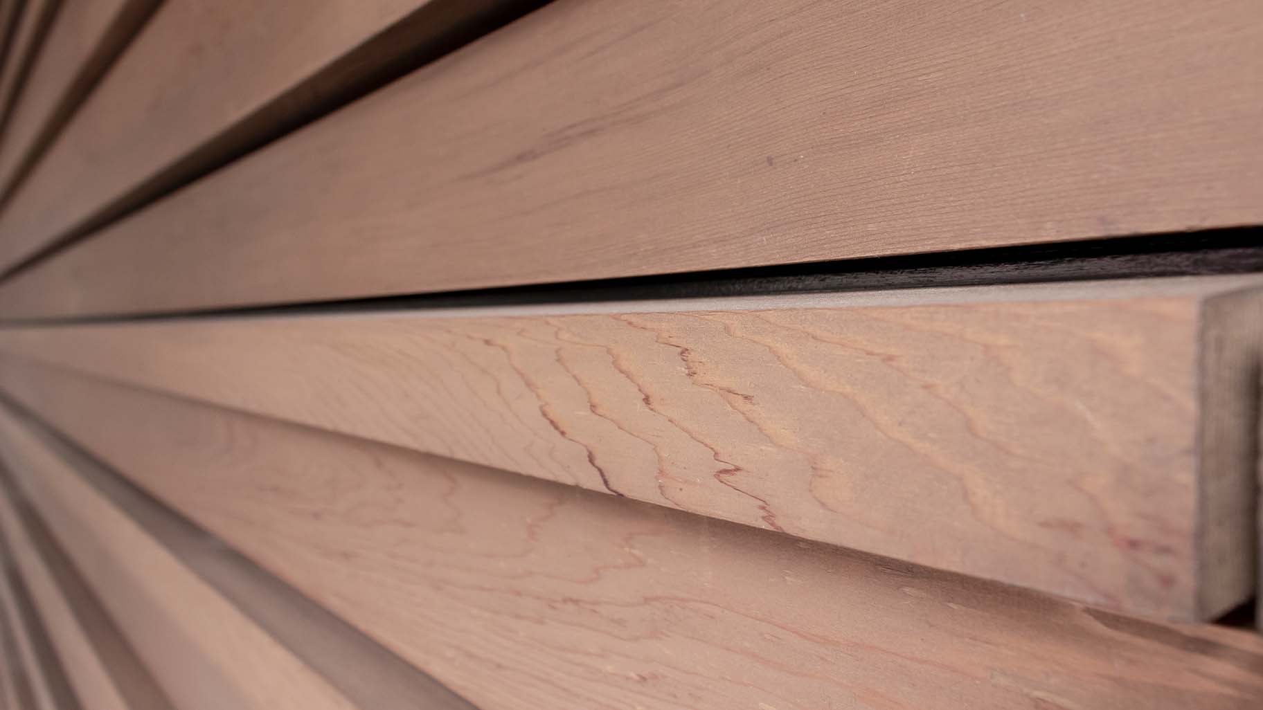 Houten sectionaaldeur bekleed met Red Cedar latten gerealiseerd door different doors