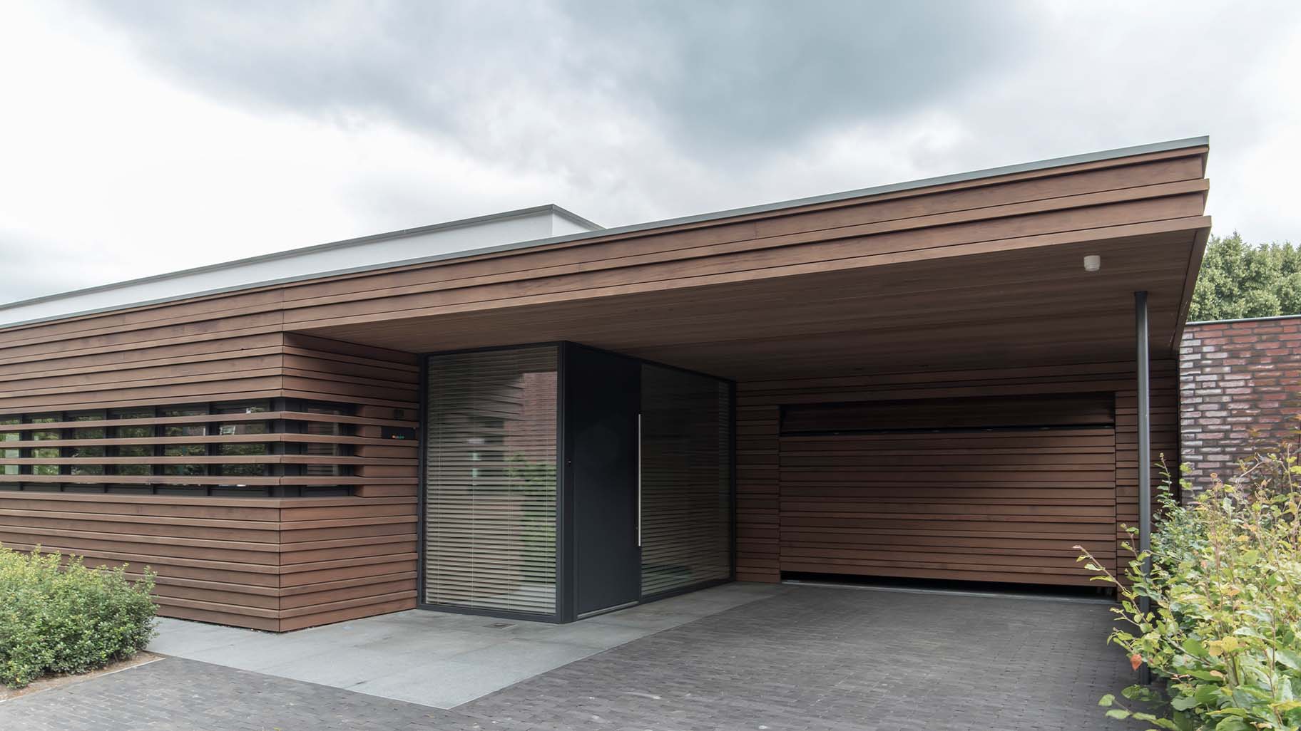 Houten sectionaaldeur bekleed met Red Cedar latten gerealiseerd door different doors