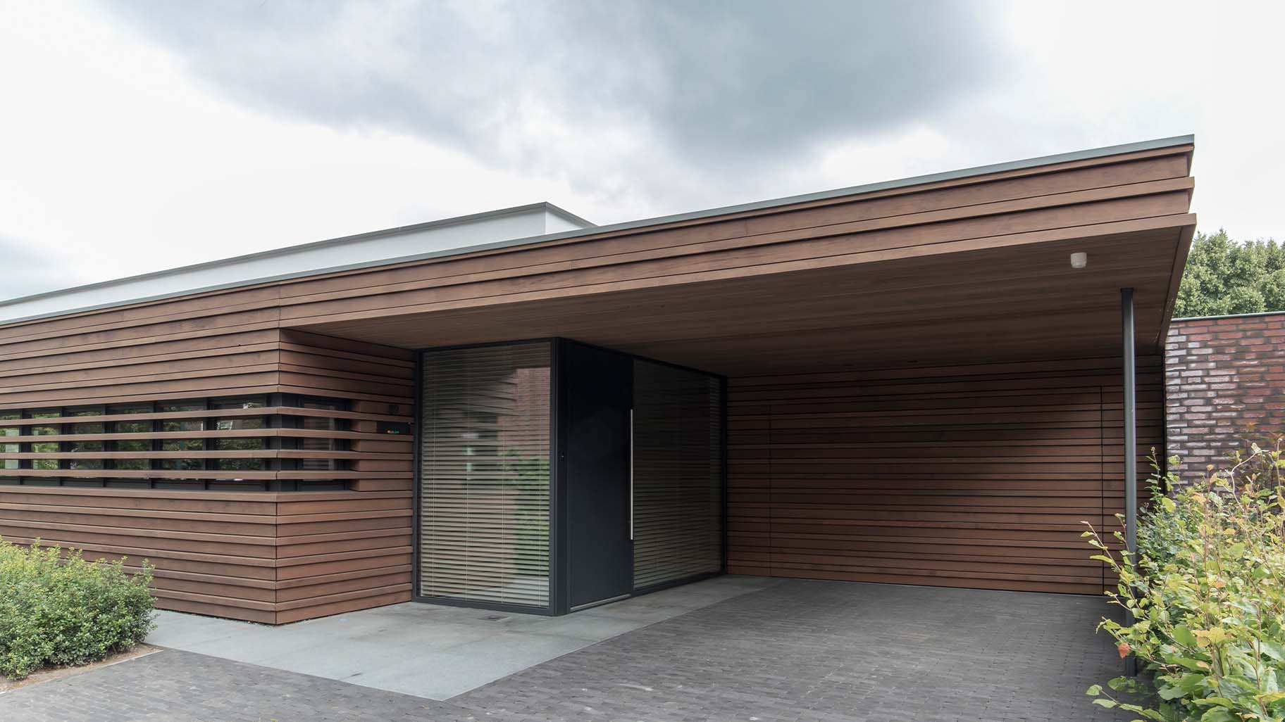 Houten sectionaaldeur bekleed met Red Cedar latten gerealiseerd door different doors