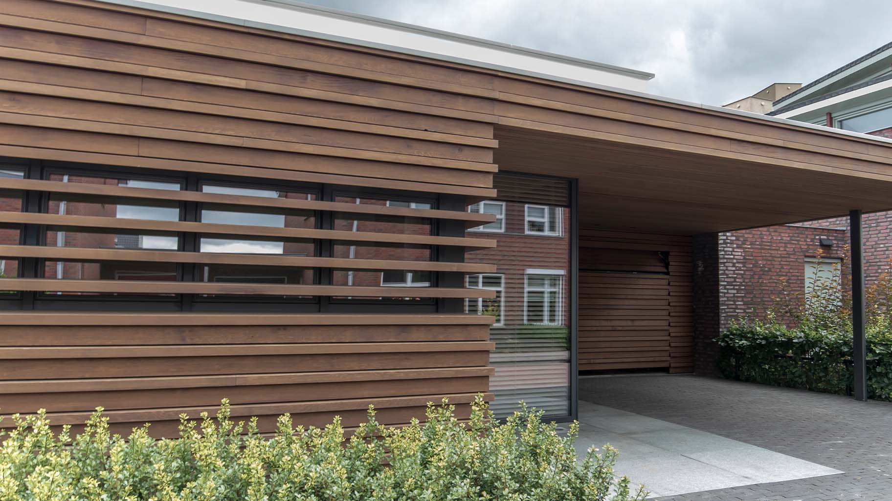 Houten sectionaaldeur bekleed met Red Cedar latten gerealiseerd door different doors