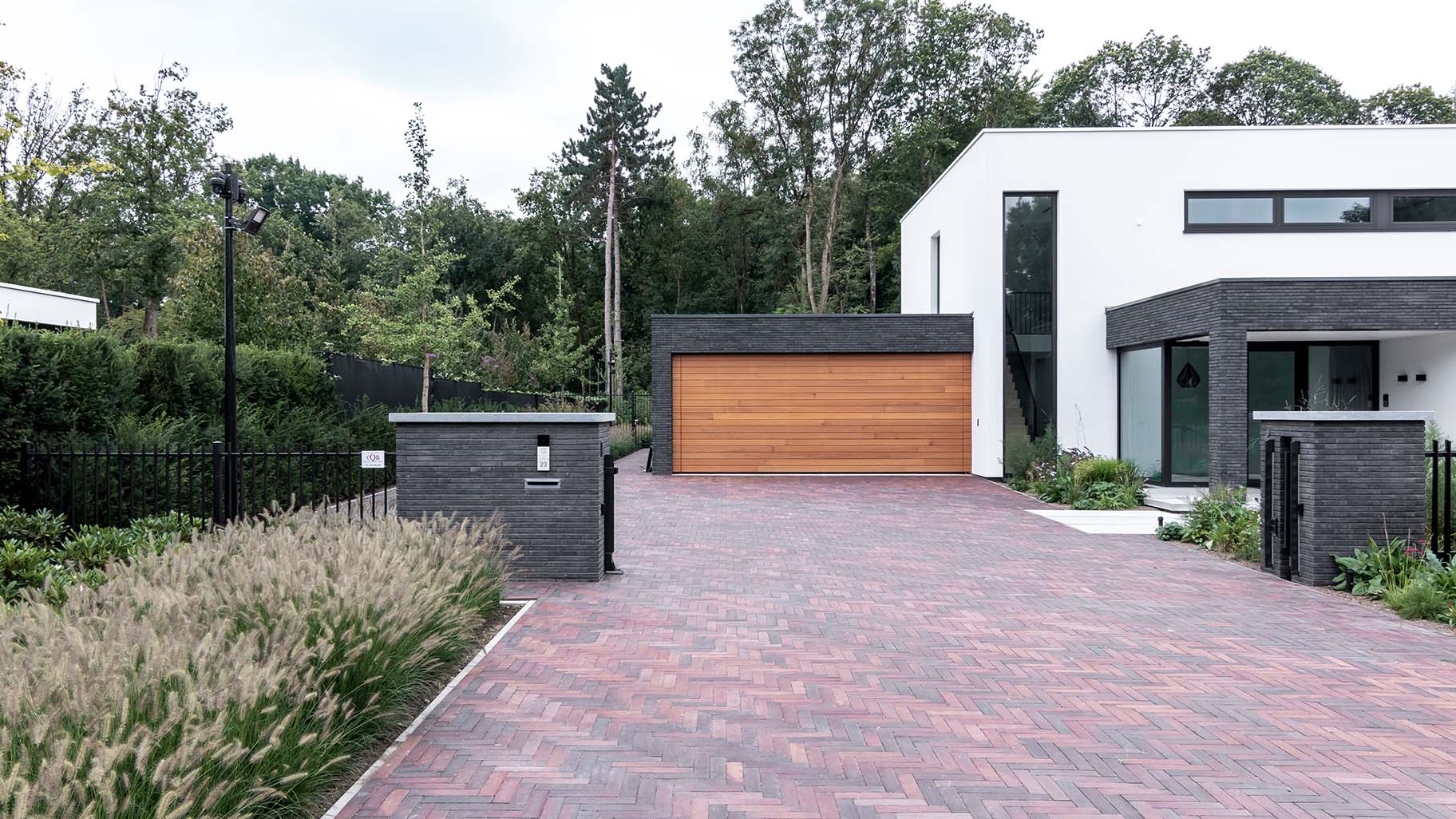 Houten sectionaaldeur van Red Cedar hout bij witte villa