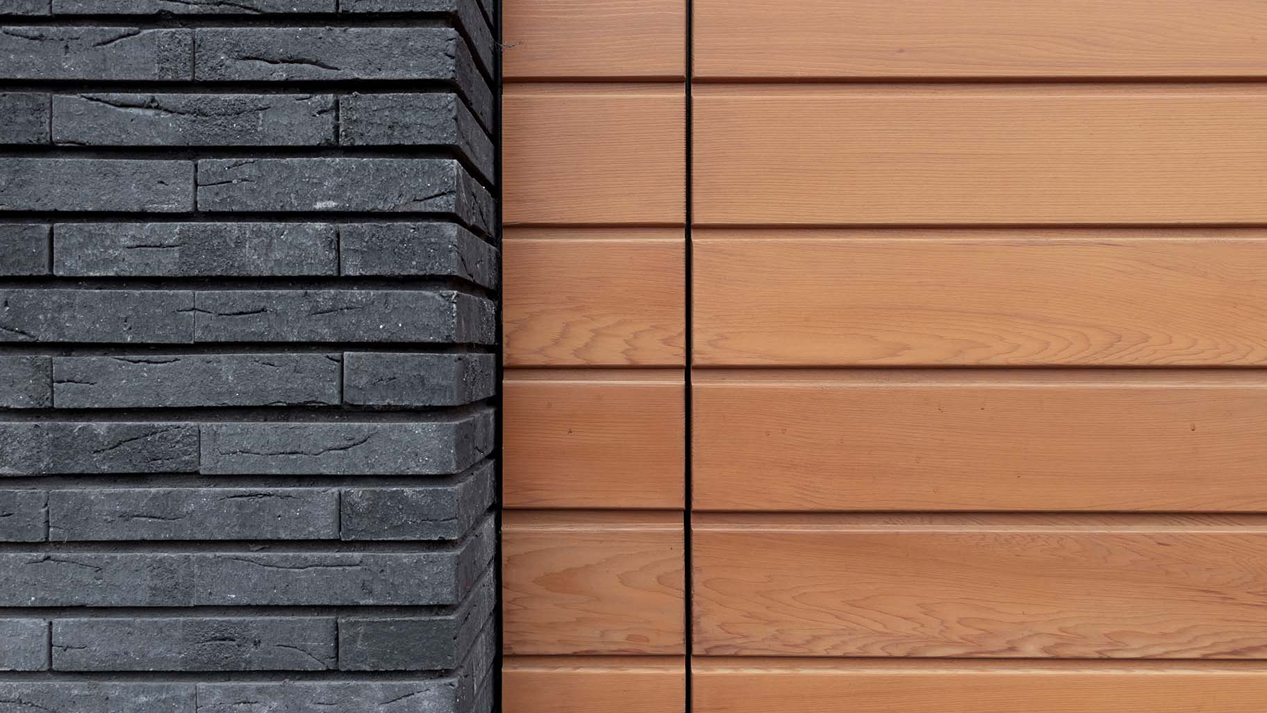 Houten sectionaaldeur van Red Cedar hout bij witte villa