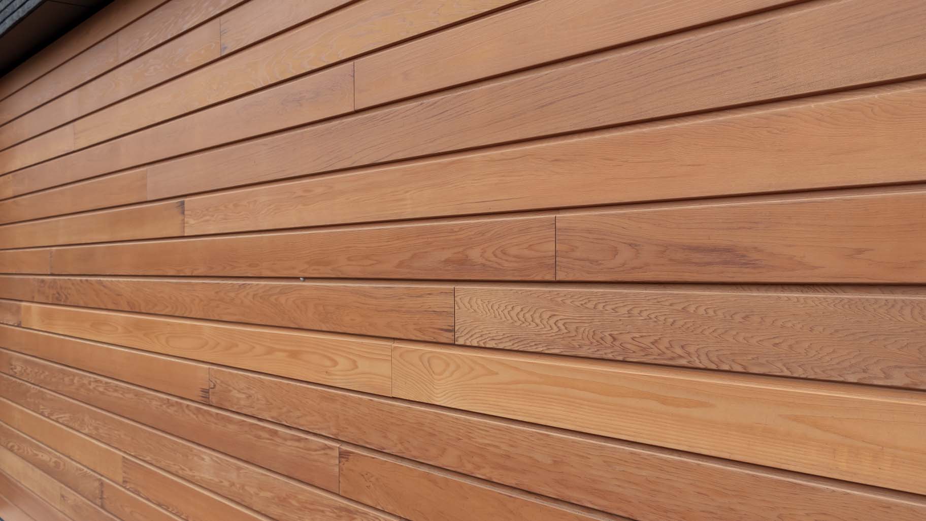 Houten sectionaaldeur van Red Cedar hout bij witte villa