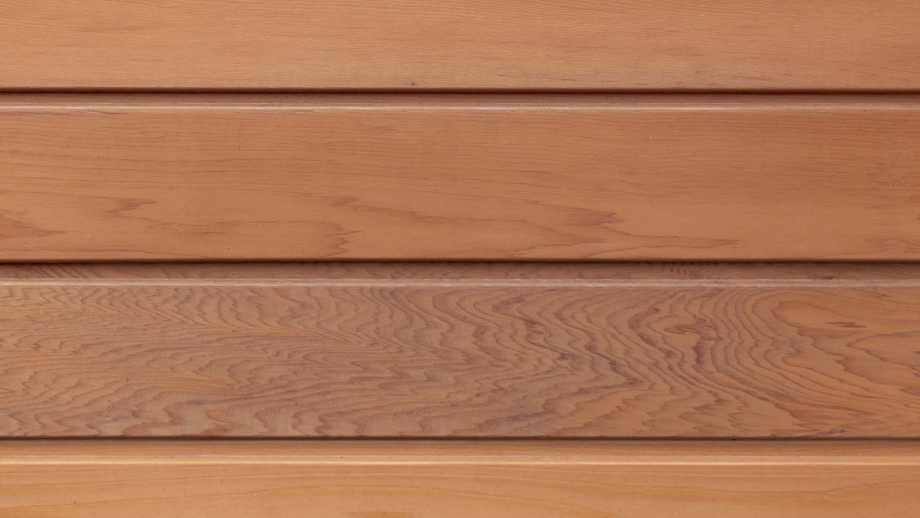 Houten sectionaaldeur van Red Cedar hout bij witte villa