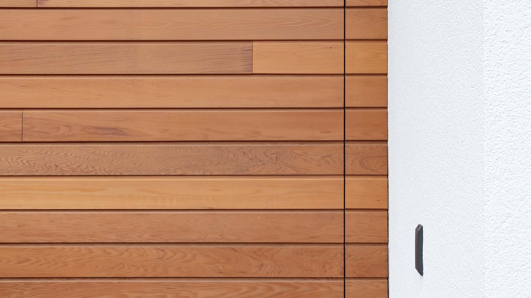 Houten sectionaaldeur van Red Cedar hout bij witte villa